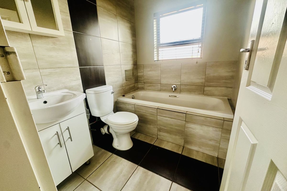 Townhouse For Sale in Terra Nova - Photo 4