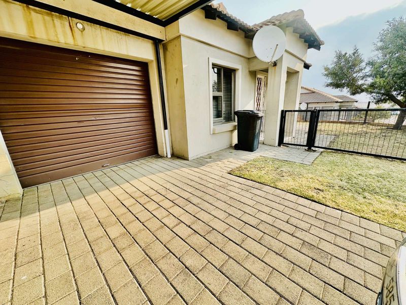 Townhouse For Sale in Terra Nova - Photo 2