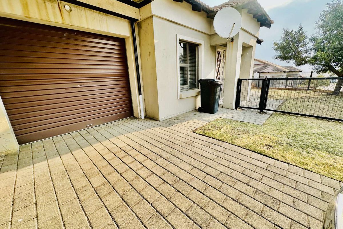 Townhouse For Sale in Terra Nova - Photo 2