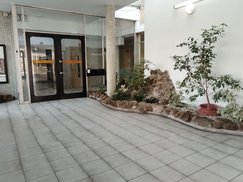 Apartment For Sale in Parktown - Photo 2