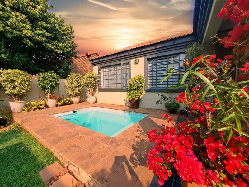 House For Sale in Amberfield Glen - Photo 2