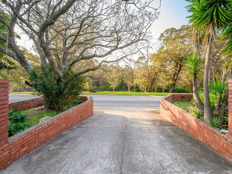 House For Sale in Weybridge Park - Photo 2