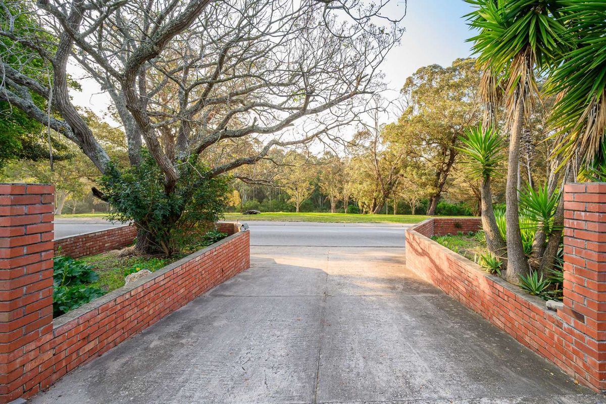 House For Sale in Weybridge Park - Photo 2