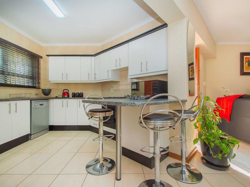 Townhouse For Sale in Radiokop - Photo 8