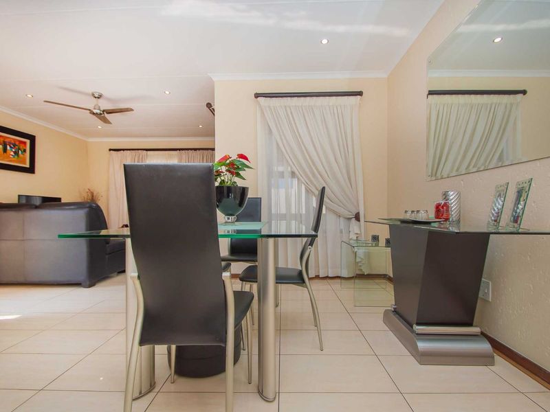 Townhouse For Sale in Radiokop - Photo 7