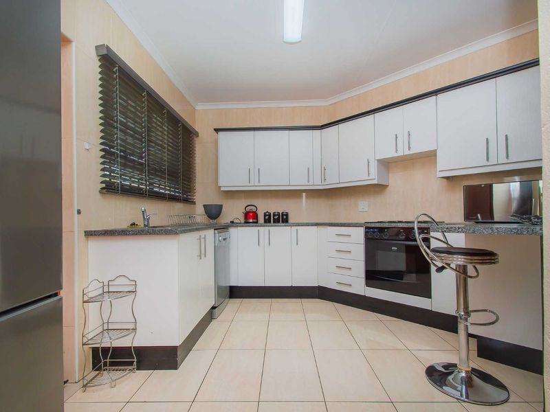 Townhouse For Sale in Radiokop - Photo 10