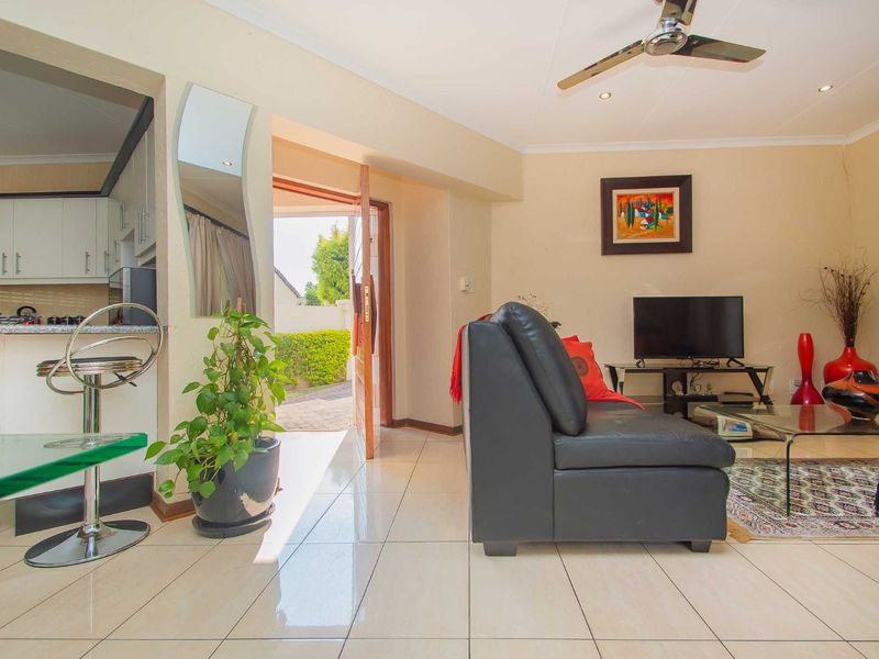 Townhouse For Sale in Radiokop - Photo 3