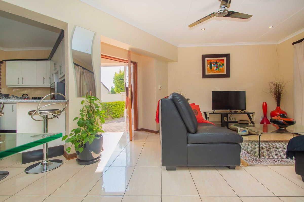 Townhouse For Sale in Radiokop - Photo 3