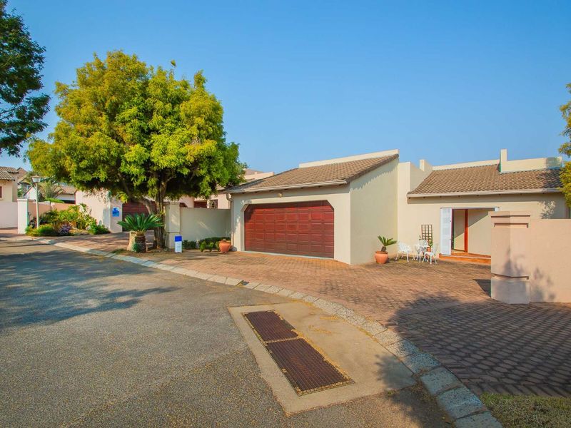 Townhouse For Sale in Radiokop - Photo 2