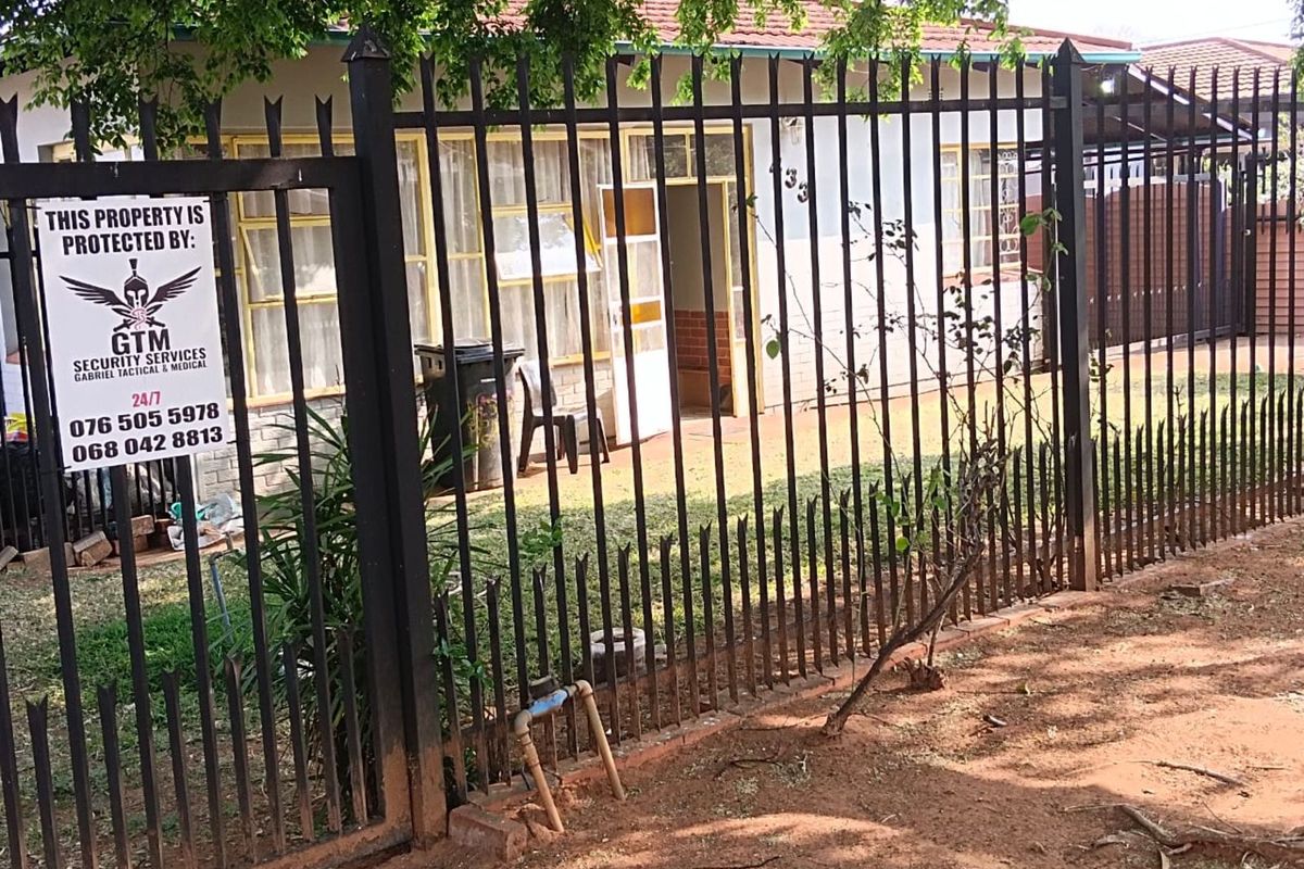 House For Sale in Mountain View - Photo 3