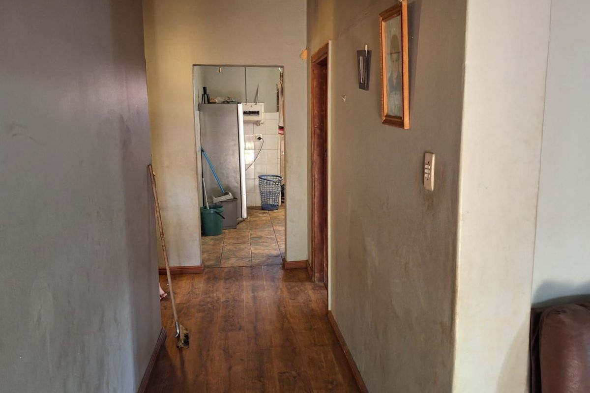 House For Sale in Mountain View - Photo 5