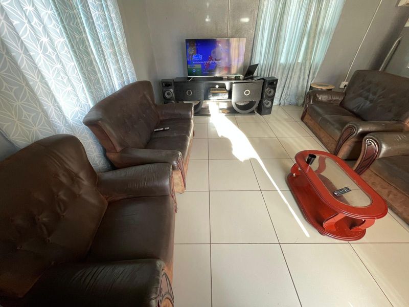 House For Sale in Roodepan - Photo 2