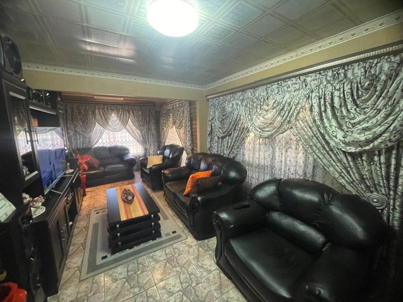 House For Sale in Roodepan - Photo 2