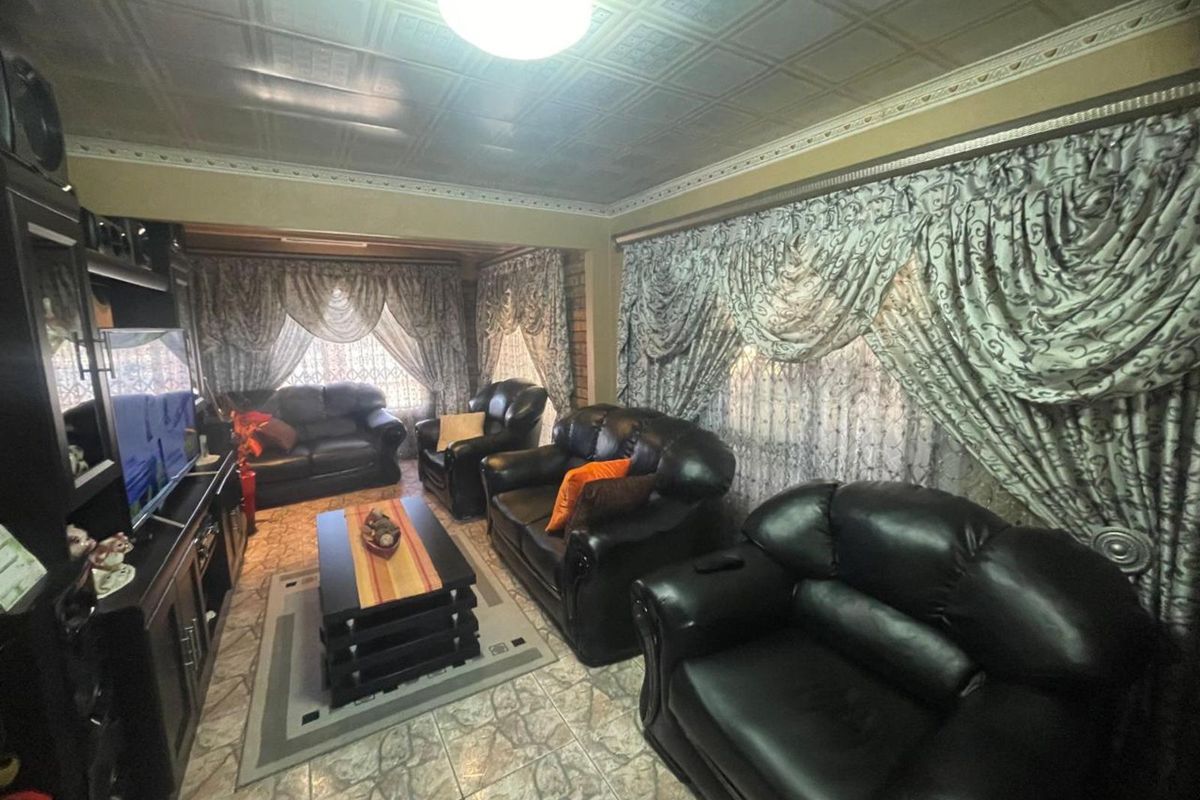 House For Sale in Roodepan - Photo 2