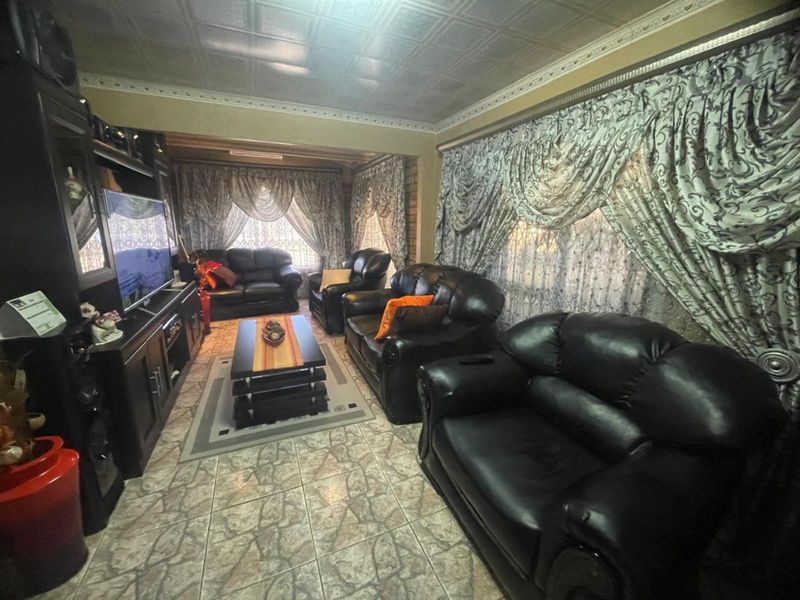 House For Sale in Roodepan - Photo 3