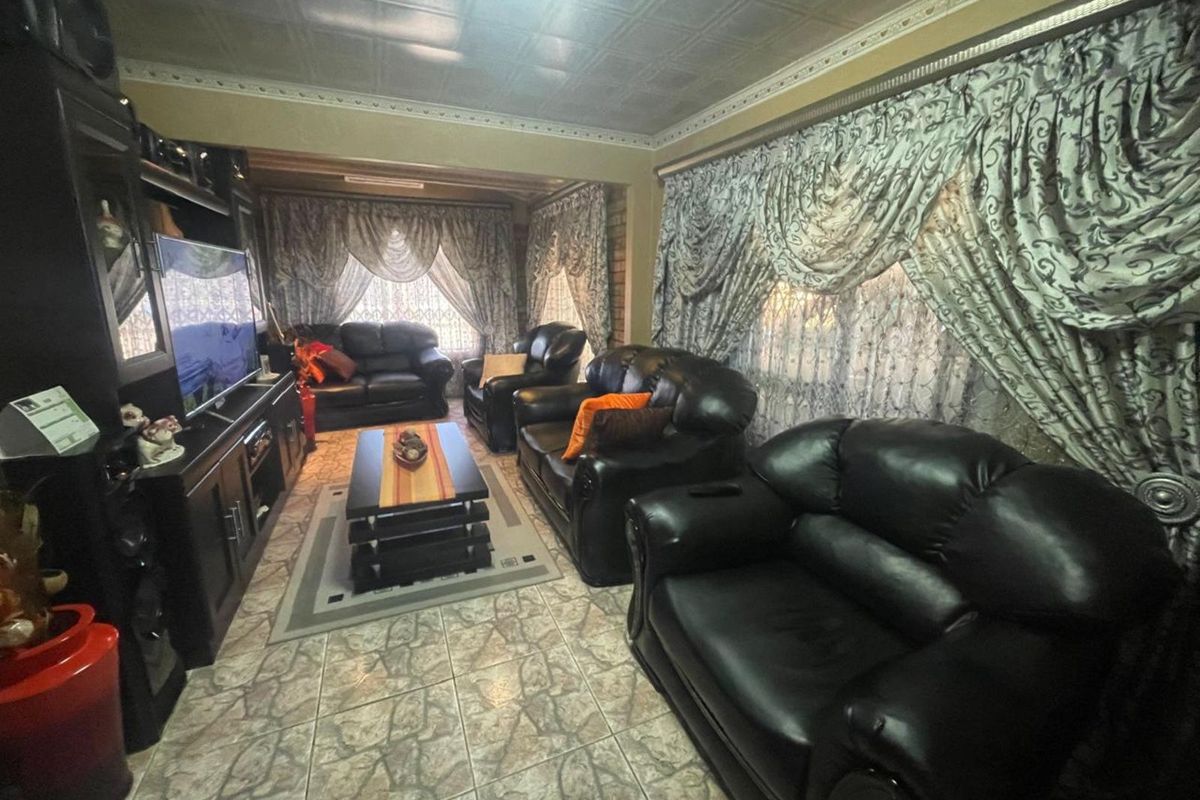 House For Sale in Roodepan - Photo 3