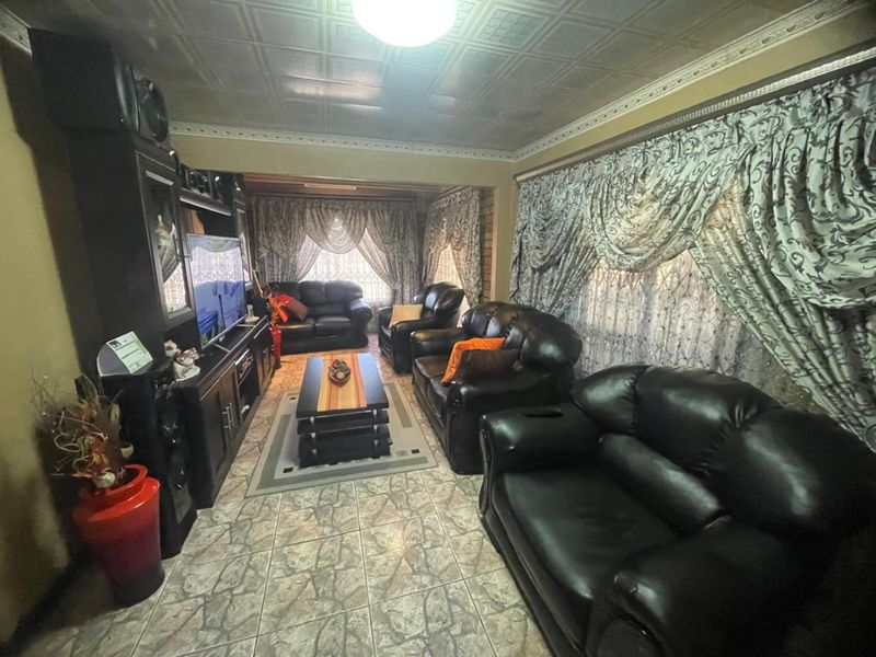 House For Sale in Roodepan - Photo 4
