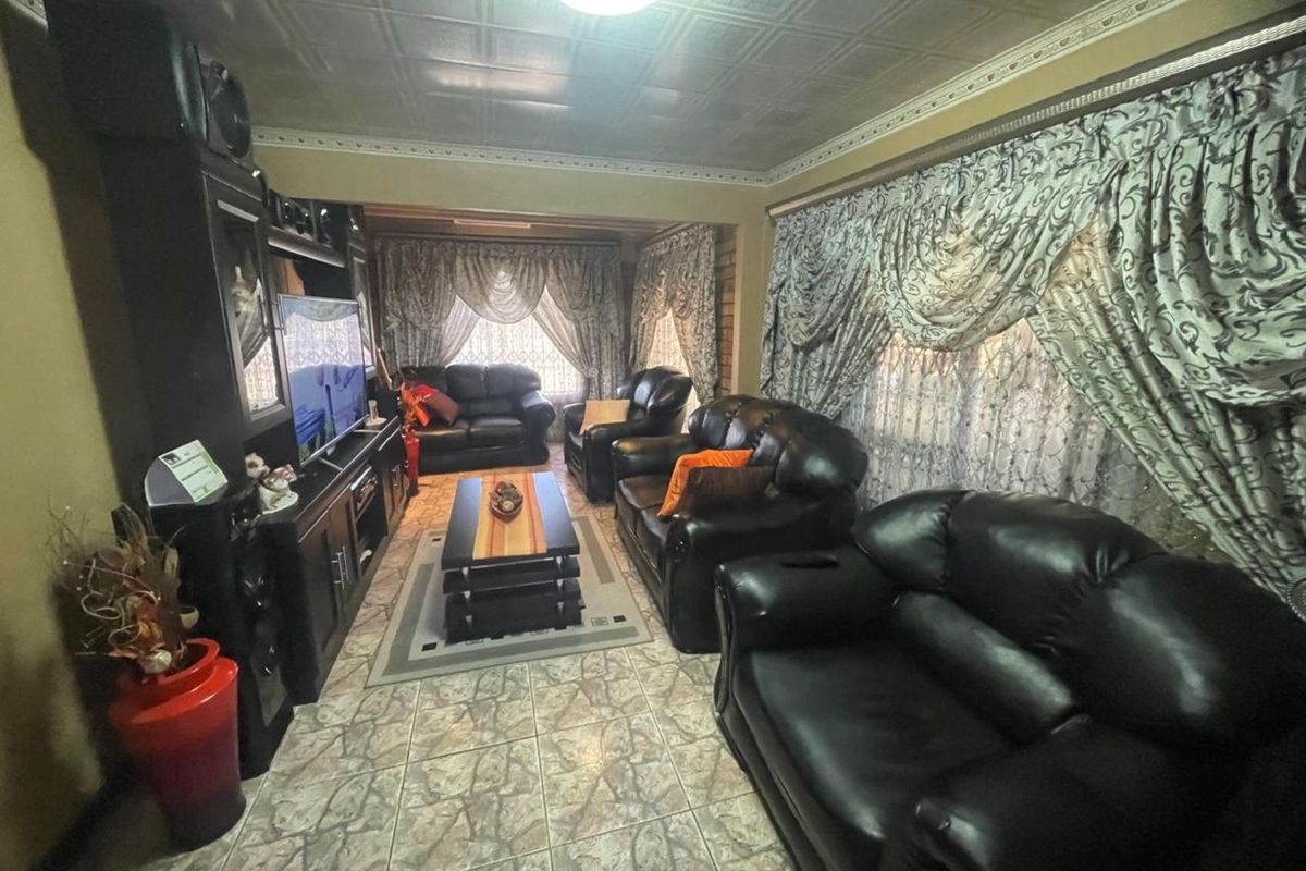 House For Sale in Roodepan - Photo 4