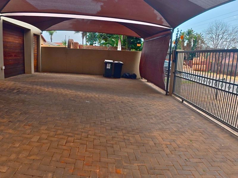 House For Sale in Weltevreden Park - Photo 6