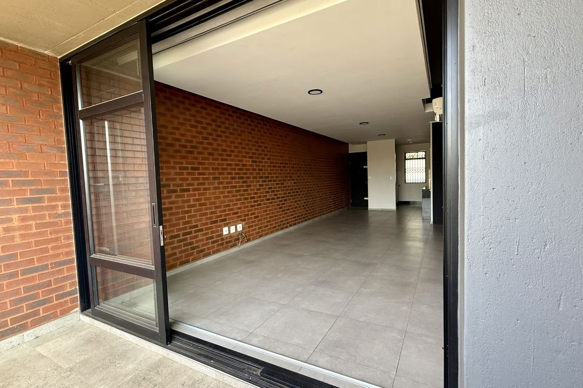 Apartment For Sale in Menlo Park - Photo 2