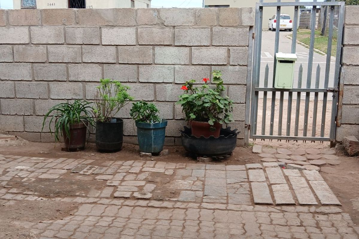 House For Sale in Kwanonqaba - Photo 3