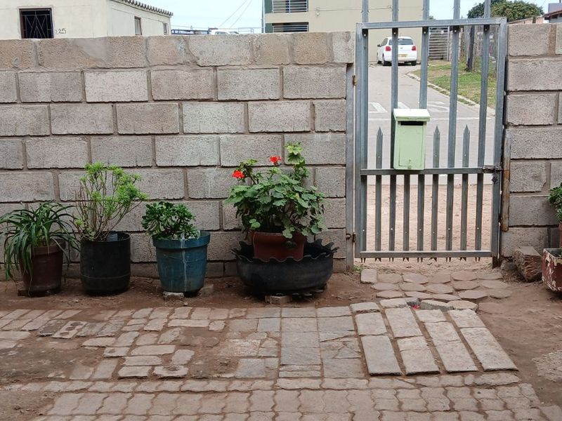 House For Sale in Kwanonqaba - Photo 4