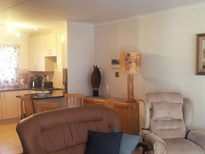 Townhouse For Sale in Equestria - Photo 4