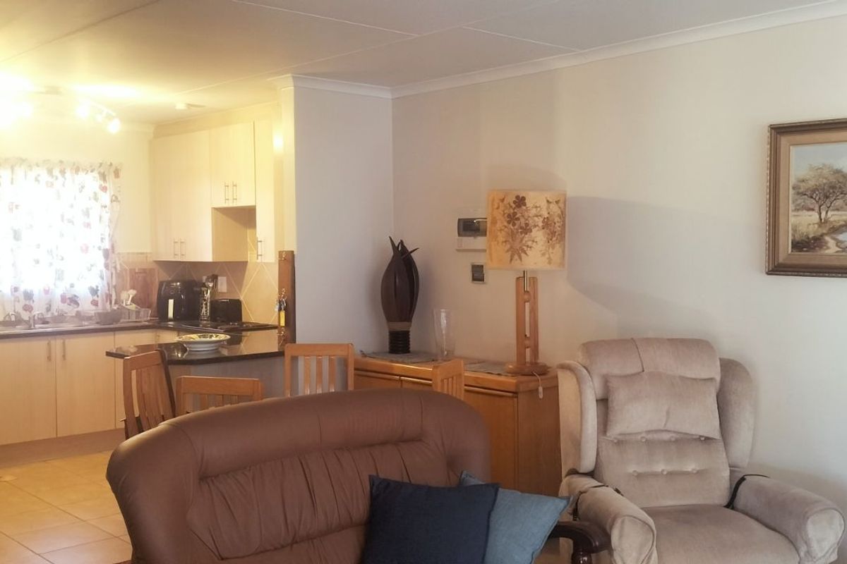 Townhouse For Sale in Equestria - Photo 4