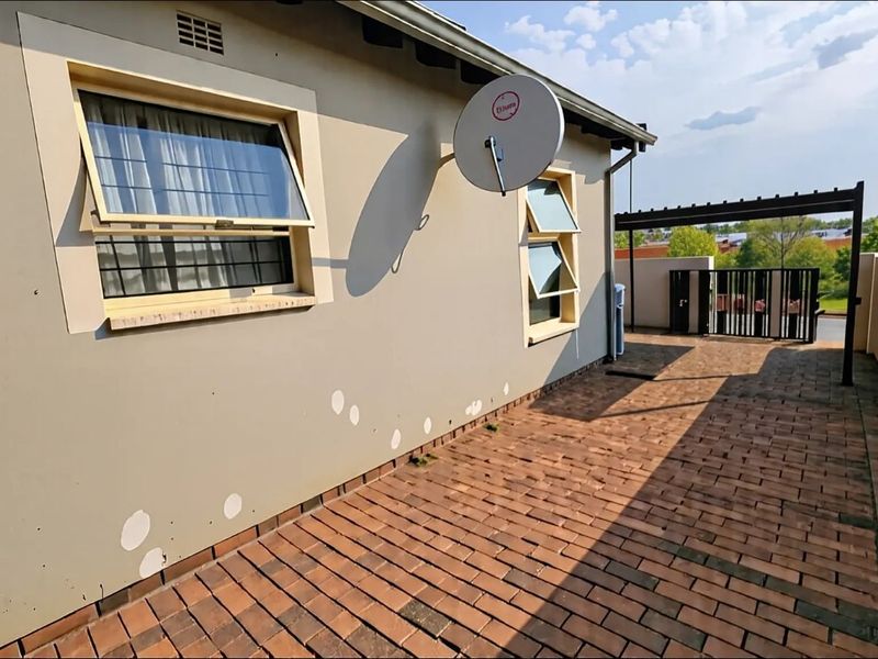 House For Sale in Riverside View - Photo 3