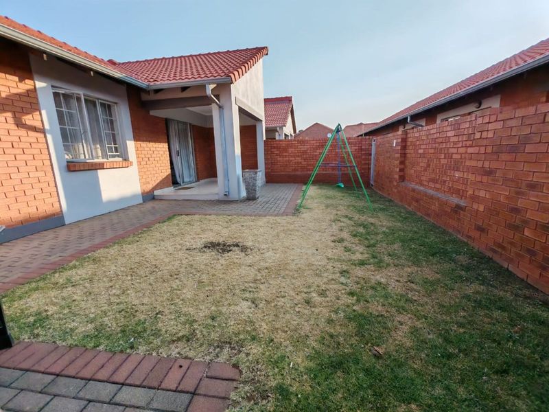 Townhouse For Sale in Monavoni - Photo 3