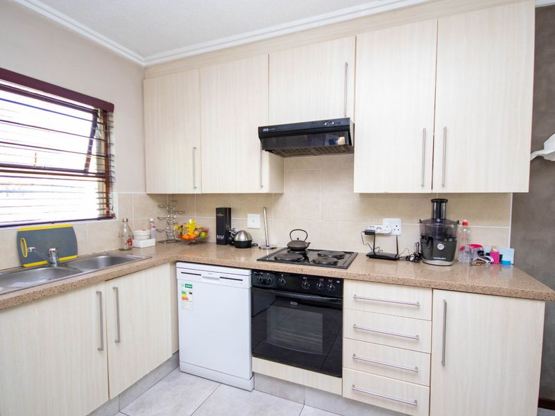 Townhouse For Sale in Broadacres - Photo 9