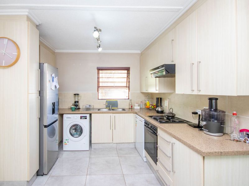 Townhouse For Sale in Broadacres - Photo 8