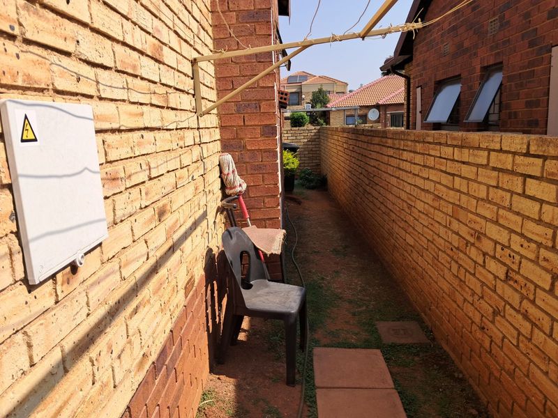 Townhouse For Sale in Florida Glen - Photo 8