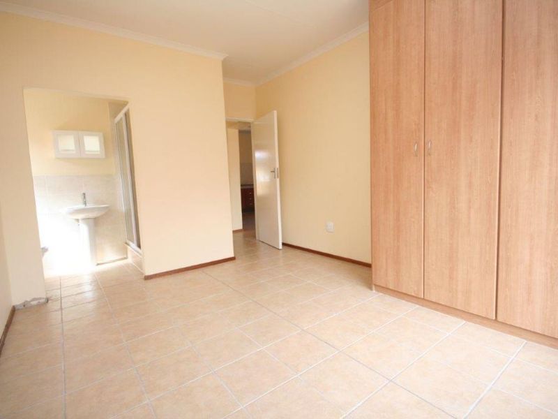 Townhouse For Sale in Florida Glen - Photo 6