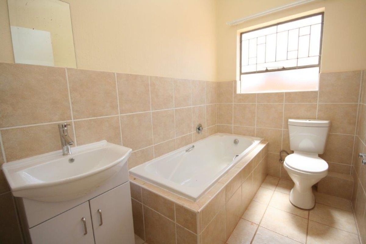 Townhouse For Sale in Florida Glen - Photo 5