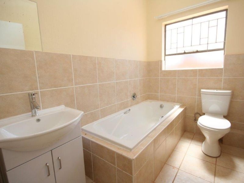 Townhouse For Sale in Florida Glen - Photo 5