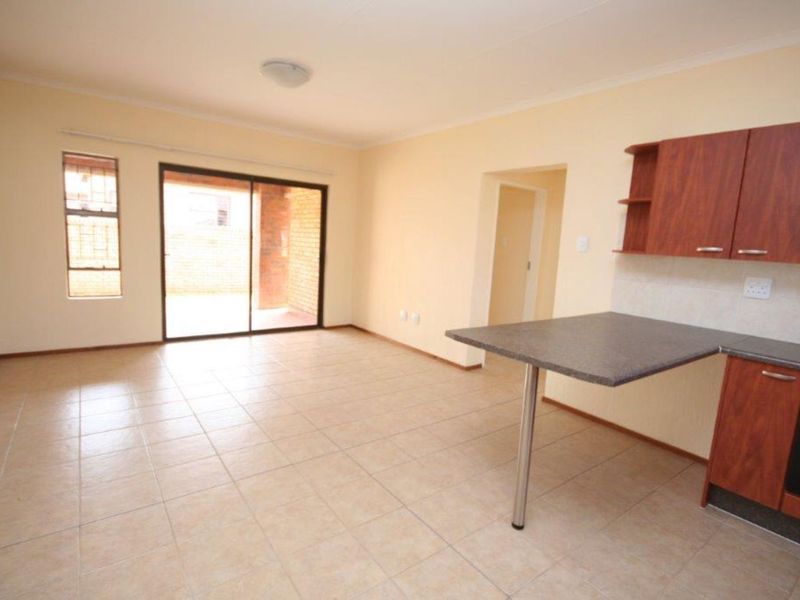 Townhouse For Sale in Florida Glen - Photo 4