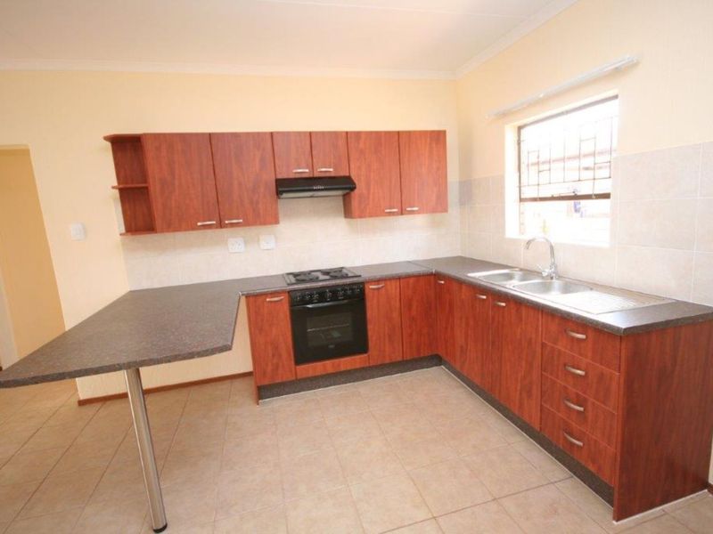 Townhouse For Sale in Florida Glen - Photo 3