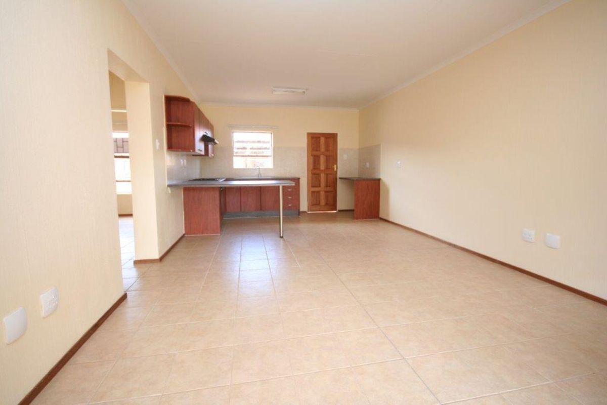 Townhouse For Sale in Florida Glen - Photo 2