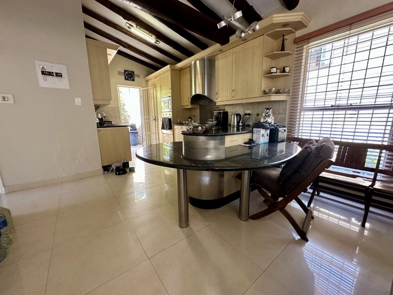 Townhouse For Sale in Sandown - Photo 5