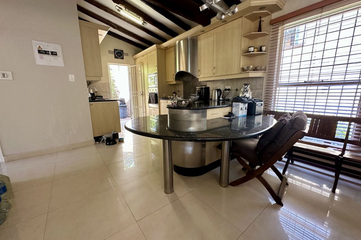 Townhouse For Sale in Sandown - Photo 5