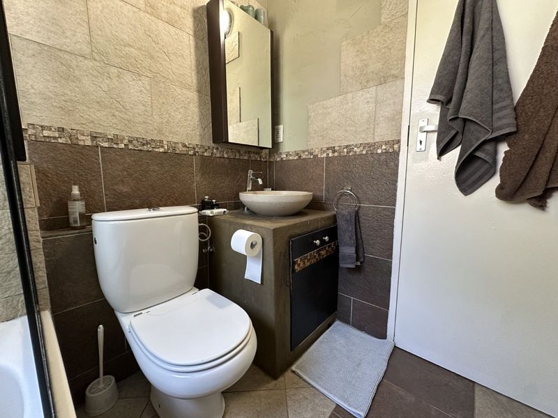 Townhouse For Sale in Sandown - Photo 9