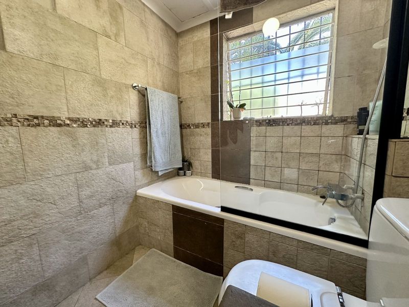 Townhouse For Sale in Sandown - Photo 8