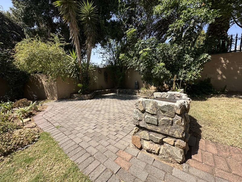 Townhouse For Sale in Sandown - Photo 7