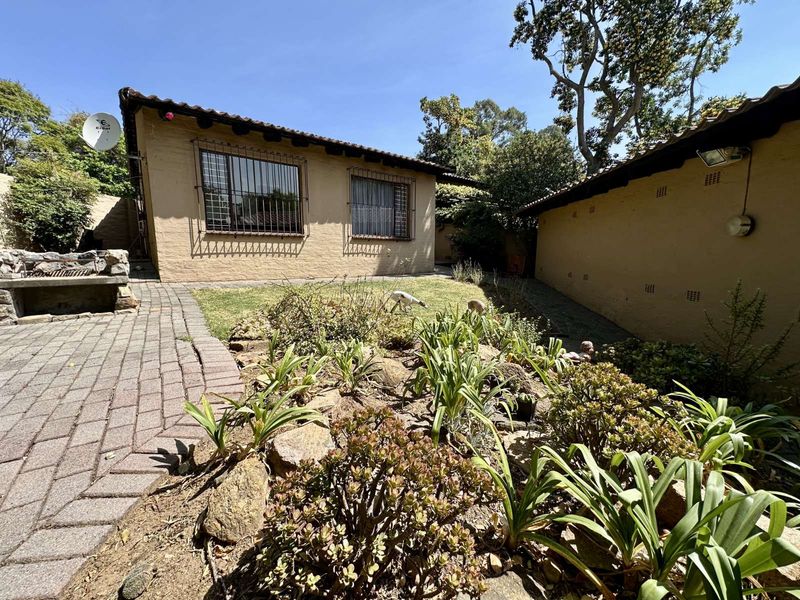 Townhouse For Sale in Sandown - Photo 6