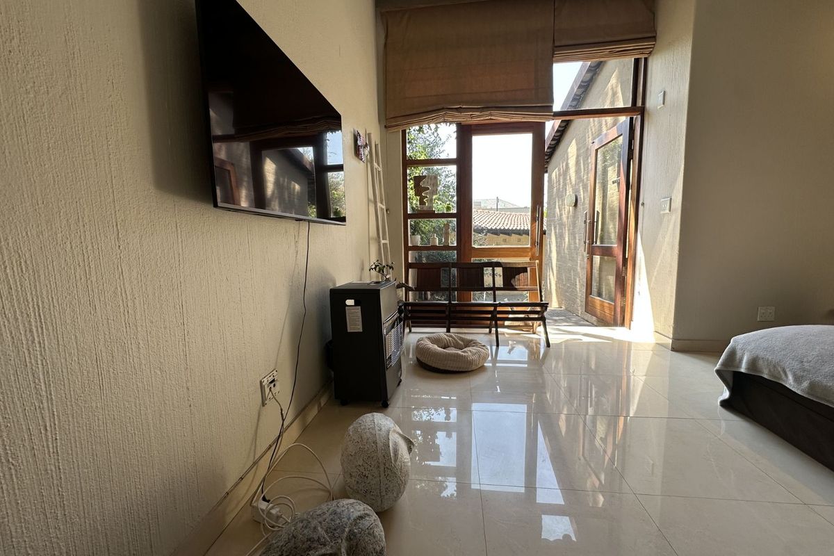 Townhouse For Sale in Sandown - Photo 2