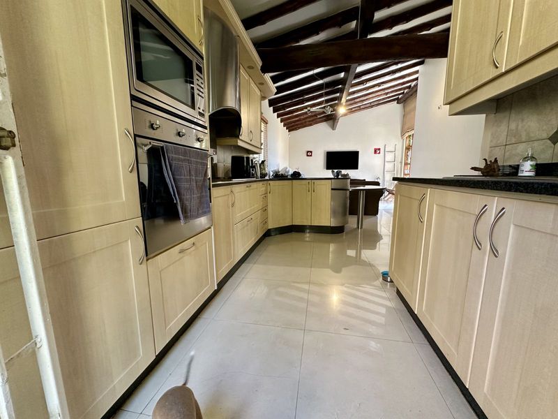 Townhouse For Sale in Sandown - Photo 4