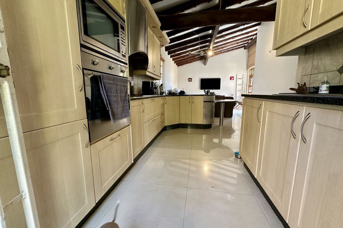 Townhouse For Sale in Sandown - Photo 4