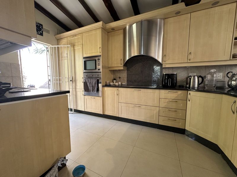 Townhouse For Sale in Sandown - Photo 3