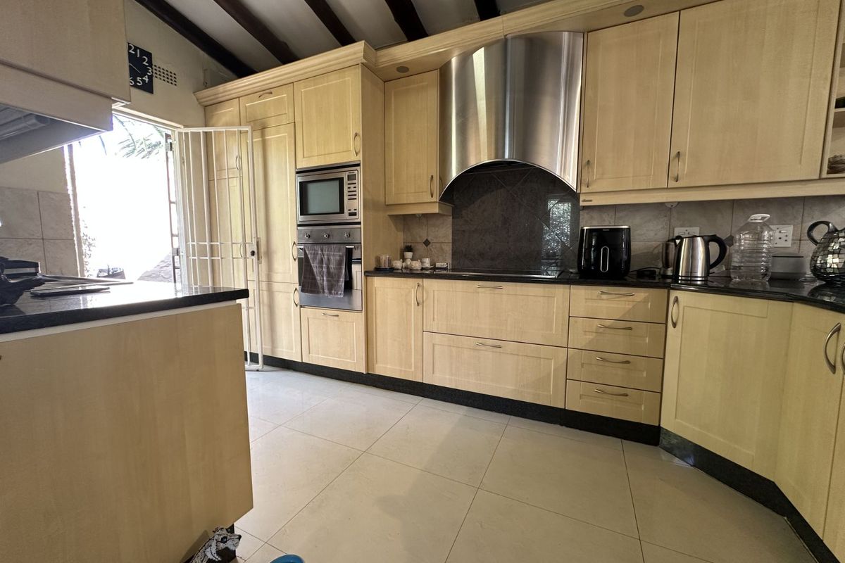 Townhouse For Sale in Sandown - Photo 3